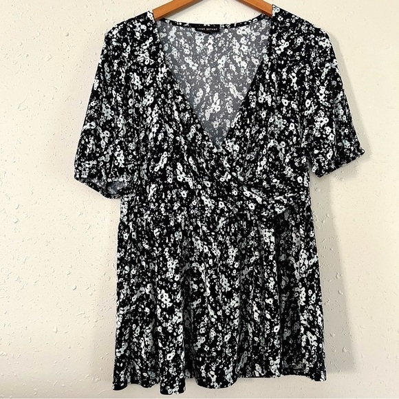 Lane Bryant Black White Floral Puff Sleeve Sweetheart-Neck Surplice Peplum Top - Picture 2 of 9